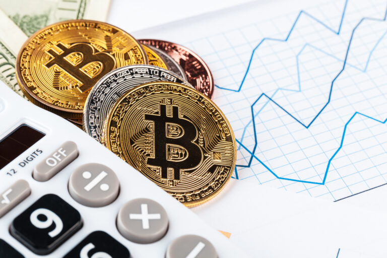 Bitcoin-Münzen und Taschenrechner auf einem Finanzdiagramm, das den Einfluss der Bitcoin Marktkapitalisierung auf den Preis zeigt.