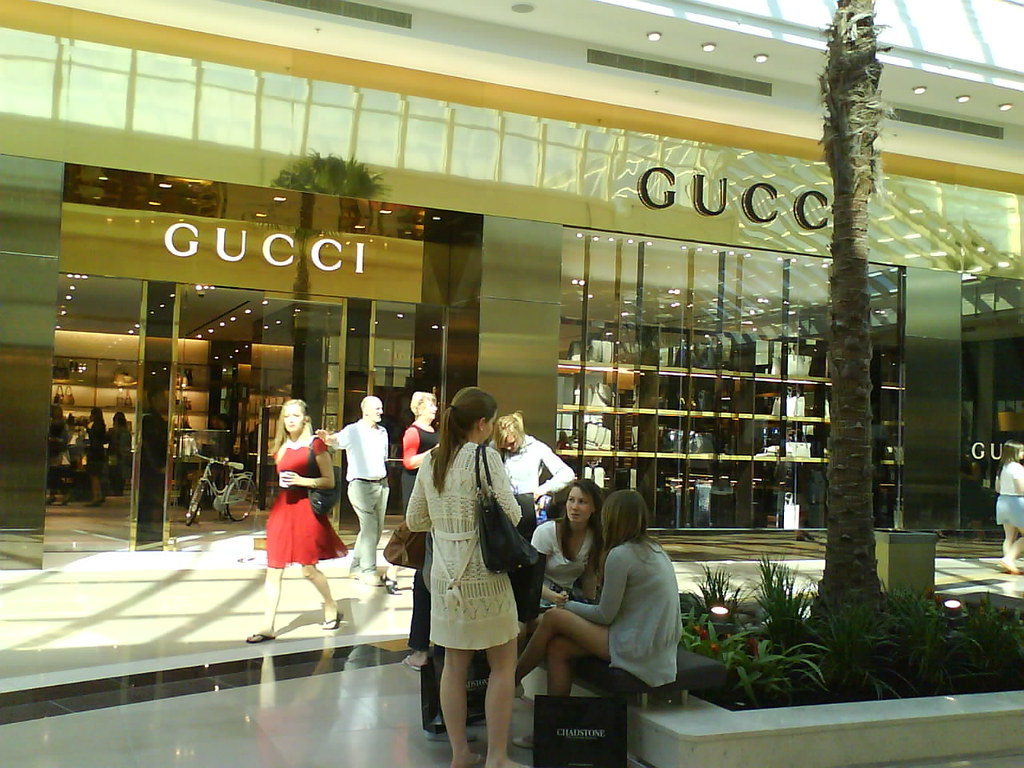 Auf dem Bild ist ein Gucci-Laden ersichtlich