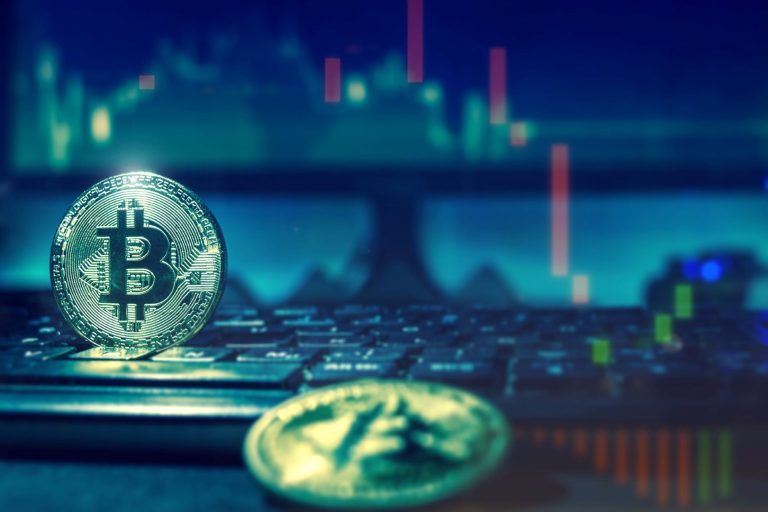Bitcoin mit einem Preischart im Hintergrund, der die Marktvolatilität und Blockchain-Technologie symbolisiert.