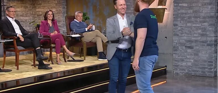 Investor Matthias Muther besiegelt den 1,25-Millionen-Deal mit 21 Energy bei „2 Minuten 2 Millionen“.