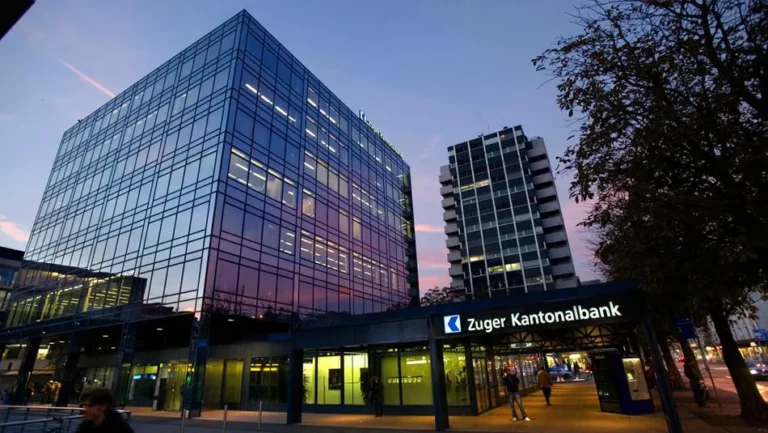 Die Zuger Kantonalbank setzt auf Kryptowährungen: Neu können Kunden Cardano (ADA) und Avalanche (AVAX) sicher über die Bank kaufen und verwalten.

