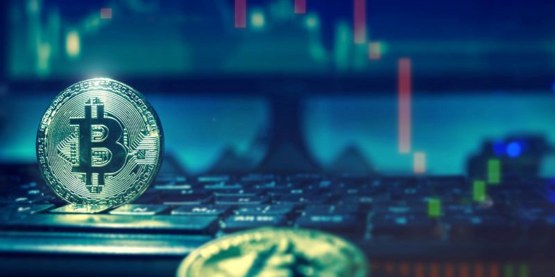 Crypto Markt Update: Bitcoin-Münze auf einer Tastatur mit Preischart im Hintergrund, Analyse der Preisentwicklung und Marktprognosen 2025.